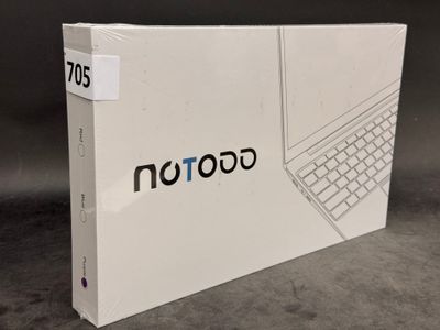une boîte blanche sur laquelle est posé un clavier