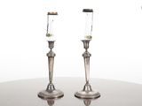 deux bougies posées sur une table