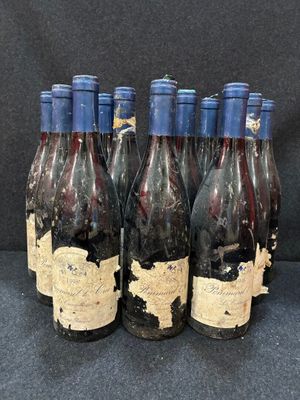 six bouteilles de vin sont alignées sur une table