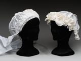 deux têtes de mannequins coiffées de chapeaux blancs ornés de fleurs blanches