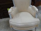 une chaise qui se trouve au milieu d'une pièce