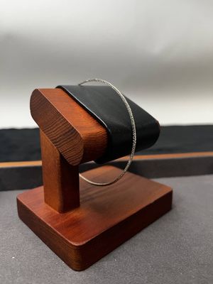 un présentoir en bois sur lequel est posé un sac à main noir