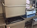 une cuisine équipée d'une cuisinière et d'un réfrigérateur