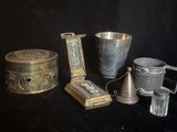 de nombreux objets anciens posés sur une table noire