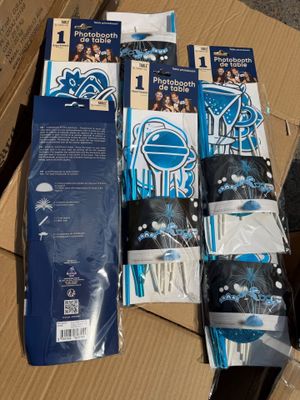 Des boîtes de brosses à dents et de dentifrice sont posées sur un carton