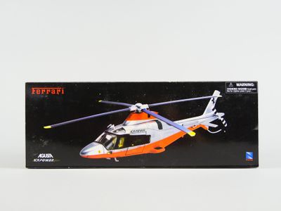 une boîte sur laquelle figure une maquette d'hélicoptère