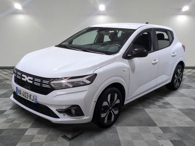la voiture blanche est garée dans une grande pièce au sol en damier
