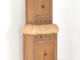 un meuble en bois surmonté d'un tiroir