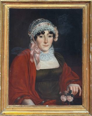 portrait d'une femme vêtue d'un manteau rouge et d'un bonnet, tenant une fleur