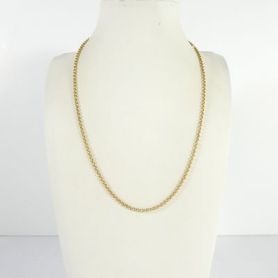 un collier à chaîne en or sur un mannequin mannequin mannequin mannequin mannequin mannequin mannequin mannequin mannequin mannequin