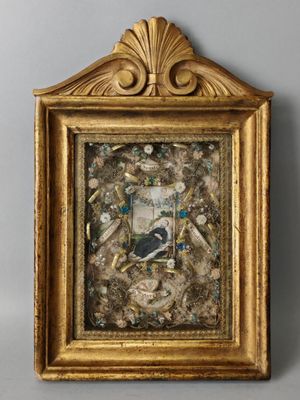 une image représentant un tableau représentant un oiseau, encadré et accroché au mur