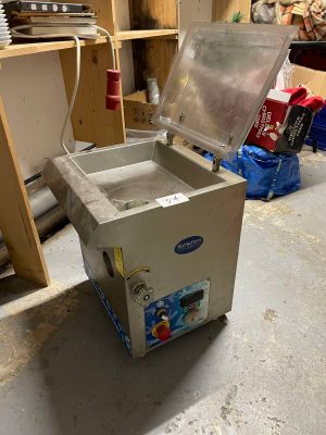 a machine that is sitting on the floor in a room