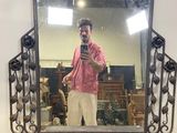 un homme se prenant en photo dans un miroir