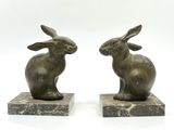 paire de serre-livres en bronze représentant des lapins, sur des socles en marbre