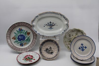 plusieurs assiettes et bols posés sur une table