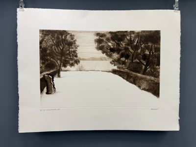 une photo en noir et blanc d'un homme à cheval dans la neige