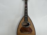 une vieille mandoline accrochée au mur d'une pièce