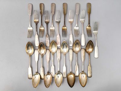 beaucoup de cuillères et de fourchettes en argent sur la table