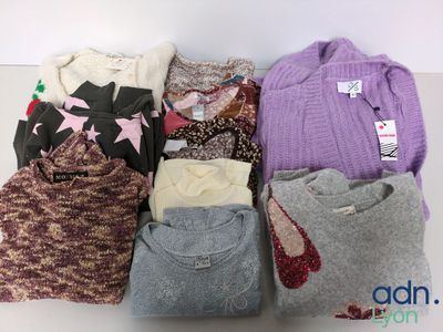 une pile de pulls posée sur une table