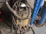beaucoup de câbles et d'outils dans le garage