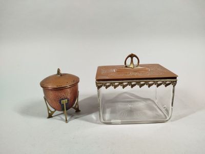 two pieces of glass with a lid and a small metal object