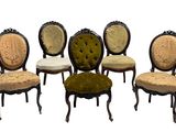 six chaises anciennes sont alignées en rangée sur un fond blanc
