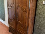 une armoire en bois dans le coin d'une pièce