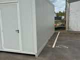 une photo d'un conteneur de stockage blanc dans un parking