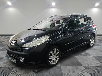 la photo d'une voiture noire garée sur un sol en damier