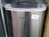 une poubelle en acier inoxydable posée sur une étagère dans un magasin