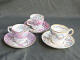 trois tasses à thé et leurs soucoupes sont posées sur une table