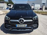 l'avant d'un SUV Mercedes noir garé sur un chemin de terre