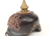un casque orné d'un dragon sur un fond blanc