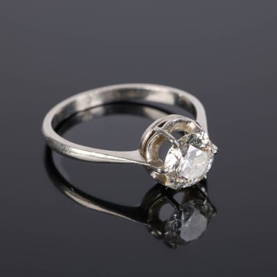 Bague solitaire en platine sertie d'un diamant taille ancien…