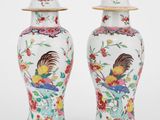paire de vases chinois décorés de coqs et de fleurs peints