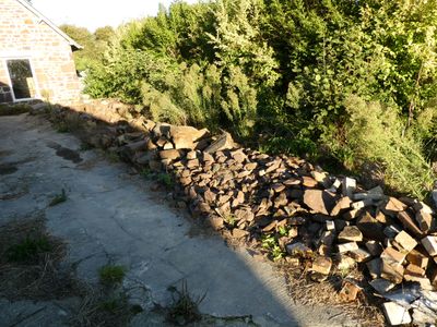 un tas de pierres au bord de la route