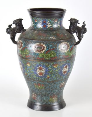 un vase muni d'une anse ornée d'un motif