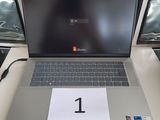un ordinateur portable posé sur une table sur laquelle est inscrit le chiffre 1