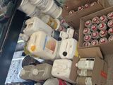 de nombreuses boîtes de nourriture posées par terre à côté d'une table