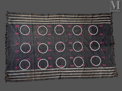 un gros plan sur un tapis noir et rose orné de cercles