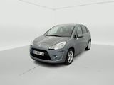 La petite voiture est garée dans une pièce blanche au sol blanc.