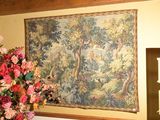 un vase de fleurs devant un tableau accroché au mur