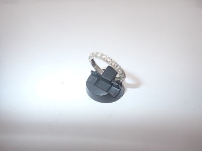 une bague posée sur une table blanche