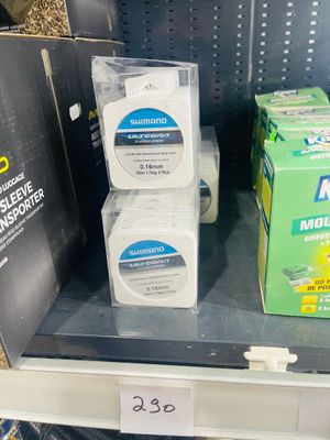 trois boîtes de bain de bouche posées sur une étagère dans un magasin