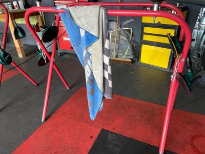 3 supports d'atelier tubulaire en métal avec pieds évasés