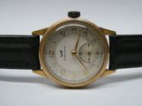 gros plan d'une montre sur une surface blanche