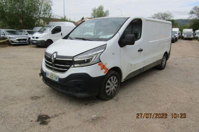 la camionnette blanche est garée dans un parking avec d'autres voitures