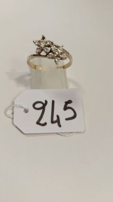 une bague avec une étiquette de prix posée sur une table