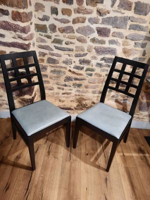deux chaises assises l'une à côté de l'autre sur un plancher en bois