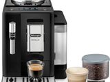gros plan d'une machine à café avec une tasse de café